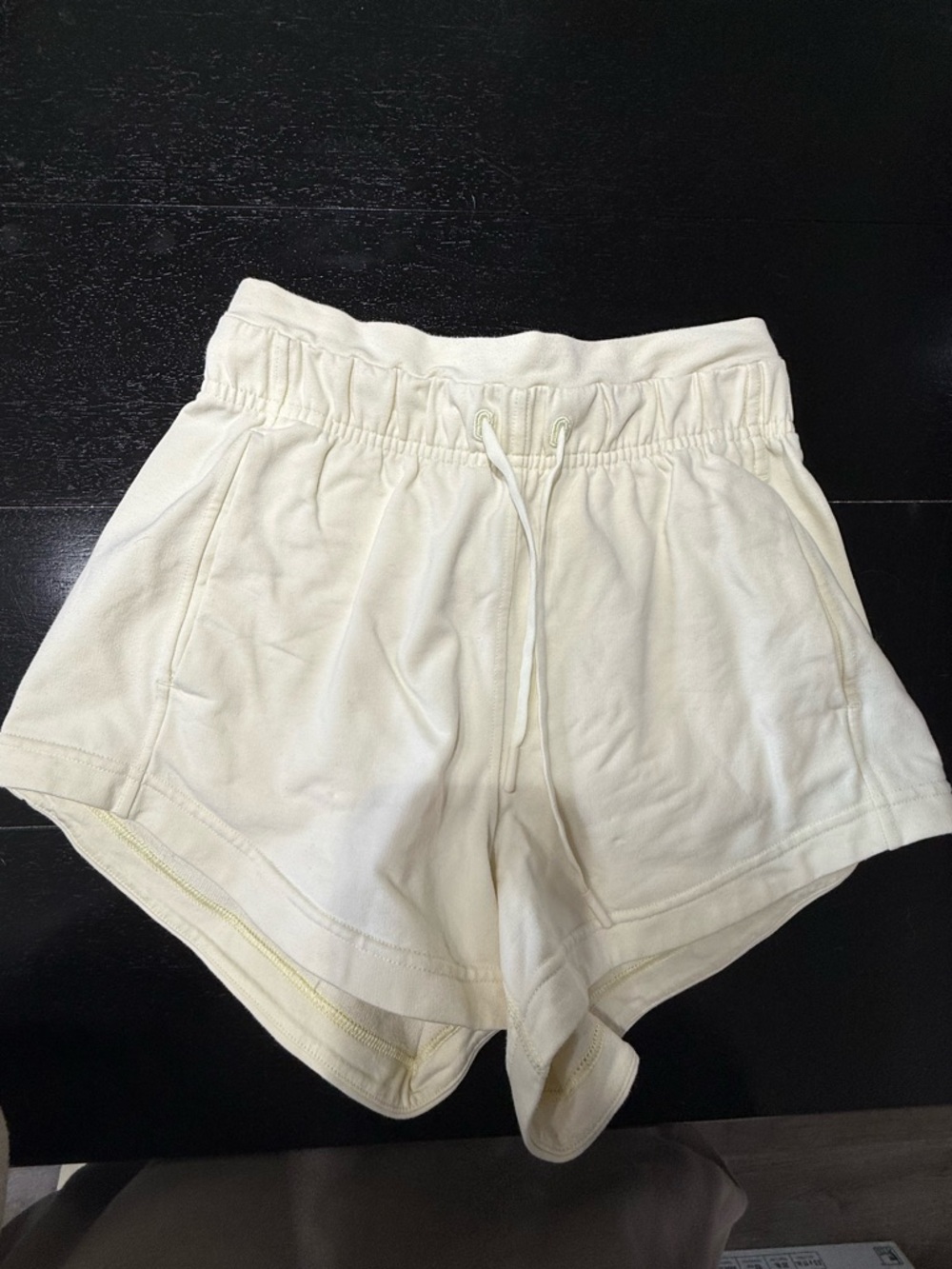 LULULEMON ATHLETICA Buttercream Light Yellow Inner Glow HR Shorts 3” - Like New